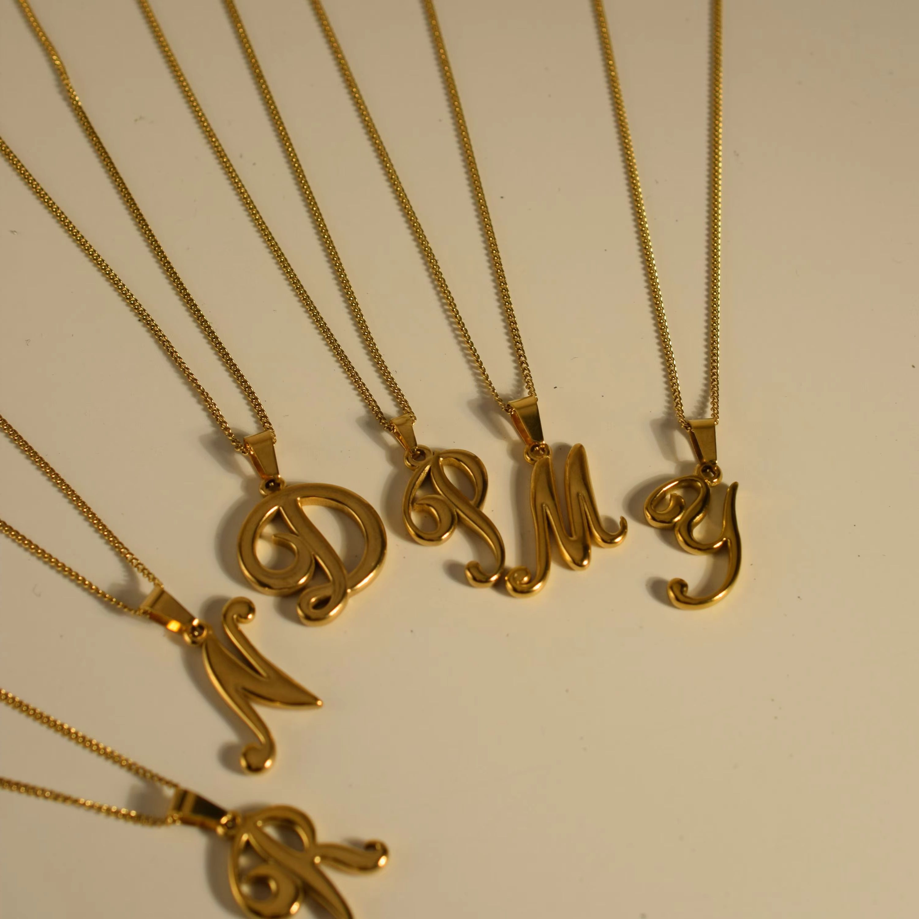 18Kゴールドステンレススチール製ヴィンテージアルファベット - Initial Letter Necklace 18K Gold のレビューと価格