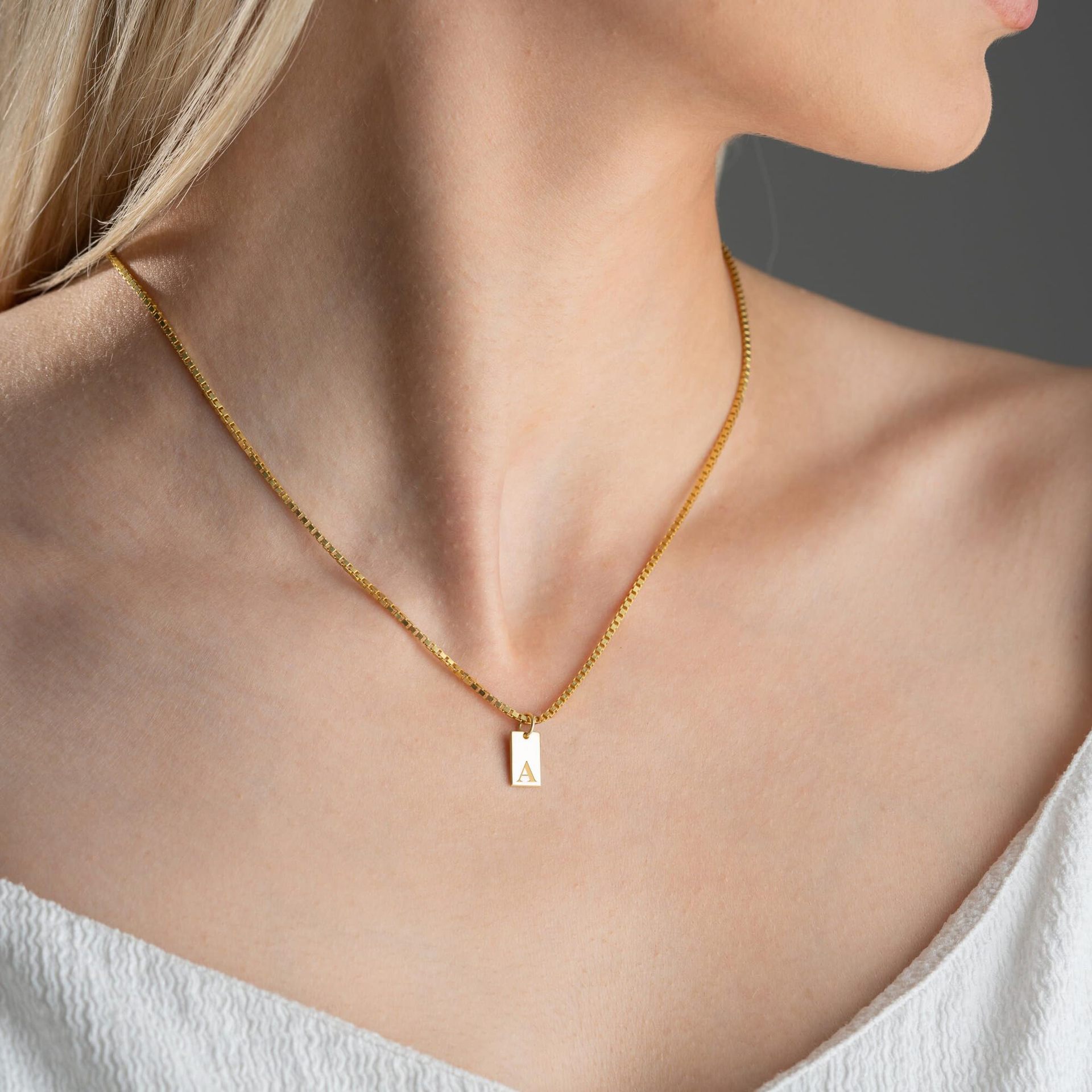 小さな正方形 26 頭文字タグペンダントネックレス女性のため - Initial Letter Necklace 18K Gold のレビューと価格