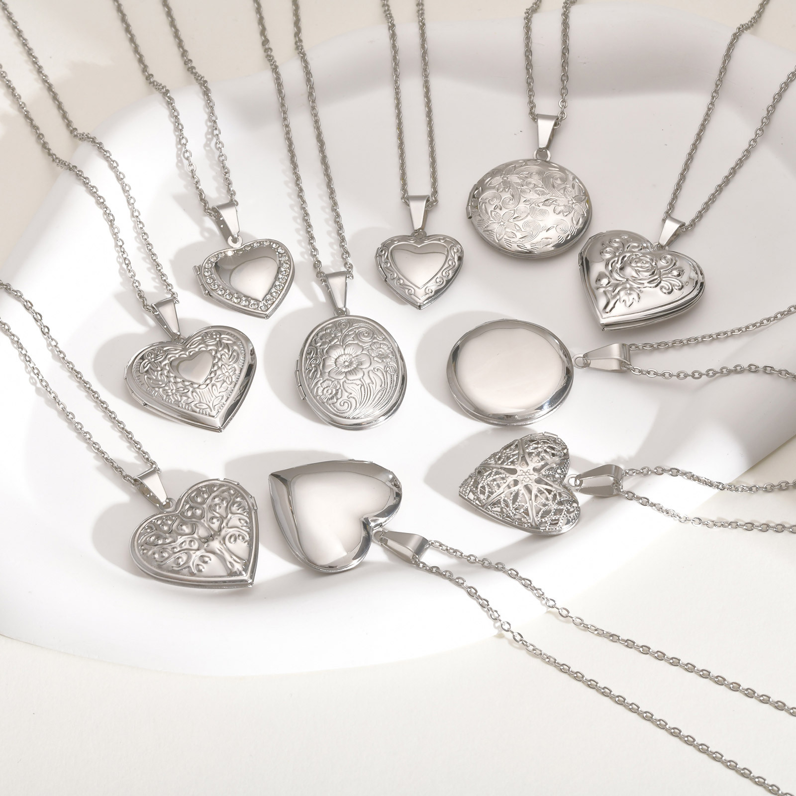 Vnox 決して色褪せないシルバーカラーのステンレススチール - Heart Locket Necklace Photo のレビューと価格
